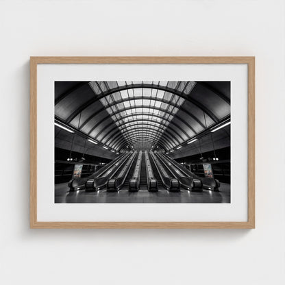 london-canary-wharf-tube alt frame